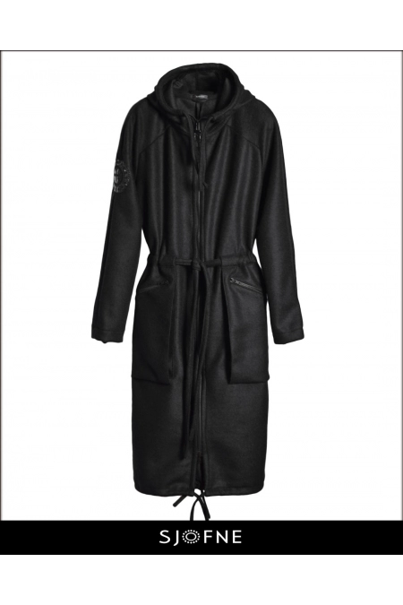 Elegancki czarny płaszcz swetrowy z kapturem wiazany w talii w sportowym stylu idealny na wiosnę Sjofne Eleganckie płasz