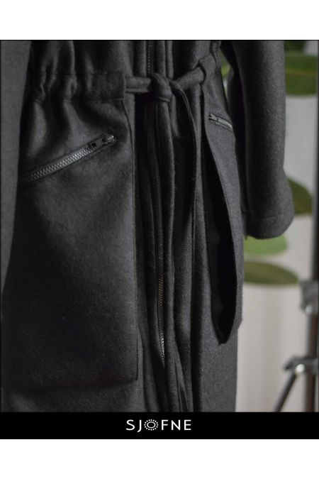 Elegancki czarny płaszcz swetrowy z kapturem wiazany w talii w sportowym stylu idealny na wiosnę Sjofne Eleganckie płaszcze damskie przejściowe