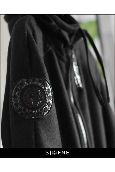 Elegancki czarny płaszcz swetrowy z kapturem wiazany w talii w sportowym stylu idealny na wiosnę Sjofne Eleganckie płaszcze damskie przejściowe