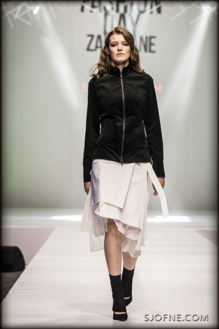 Wiosenna stylizacja z biała spódnicą i czarnym żakietem z baskinką od projektanta mody Sjofne