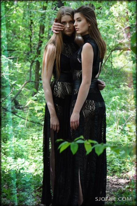 Długa koronkowa czarna sukienka z rozcięciami SJOFNE Polski projektant mody online black dress with lace черное бархатное платье с кружевом