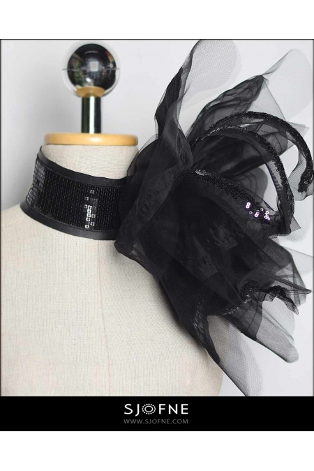 elegancka-ozdoba-szyi-czarny-chocker-stylizowany-duzy-czarny-kwiat-z-cekinami-Sjofne Projektantka mody sklep internetowy