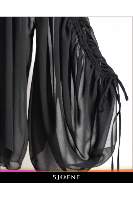 Elegancka, czarna bluzka szyfonowa z przezroczystymi, szerokimi rękawami to idealna bluzka na imprezę do klubu od projektantki mody Sjofne