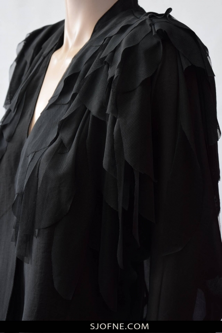 Czarna bluzka ze stylizowanymi piórami i luźnymi rękawami Sjofne