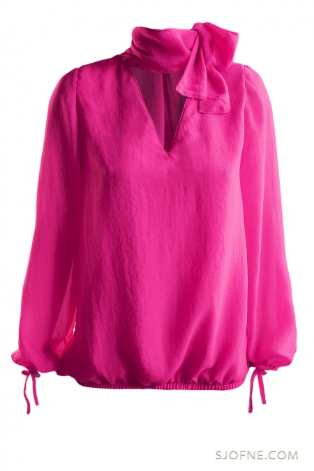 Różowa bluzka wiązana przy szyi z szerokim, długim  rekawemPink blouse tied around the neck Розовая блузка, связанная во