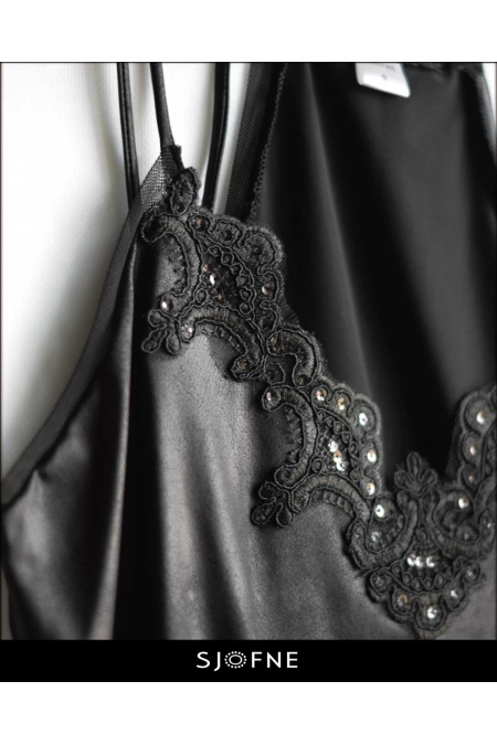 Stylowy, czarny top z koronką to elegancka bluzka do pracy od projektantki mody Sjofne