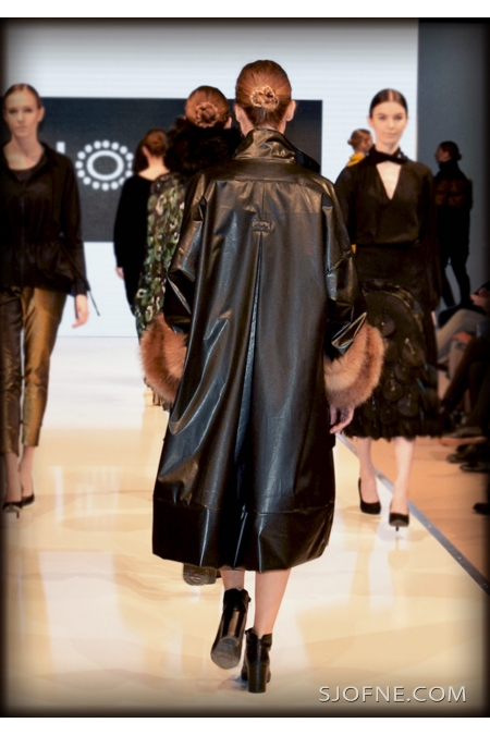 Elegancki czarny płaszcz  z  futerkiem przy  rękawach sjofne_com
