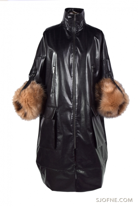 Elegancki czarny płaszcz  z  futrem przy  rękawach sjofne_com