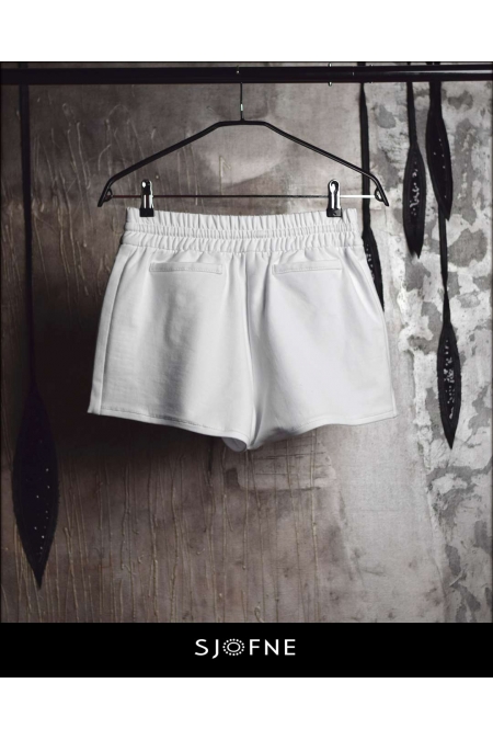 Białe, krótkie spodenki dresowe z kieszeniami, szorty z rozporkami po bokach Sjofne Projektant mody