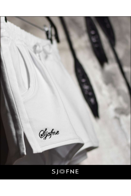 Białe, krótkie spodenki dresowe z kieszeniami, szorty z rozporkami po bokach Sjofne Projektant mody