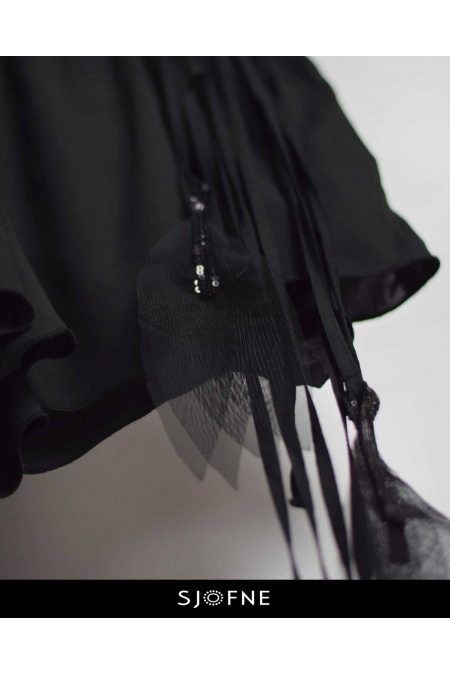 Eleganckie czarne krótkie spodenki na lato zwiewne i rozkloszowane Sjofne Projektant mody