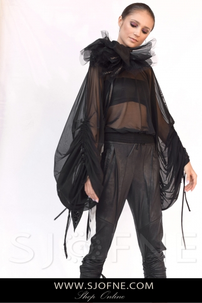 Elegancka czarna bluzka, wieczorowy look, luzna szerokie rękawy Sjofne Polski projektant mody Sylwia Maria Macioła