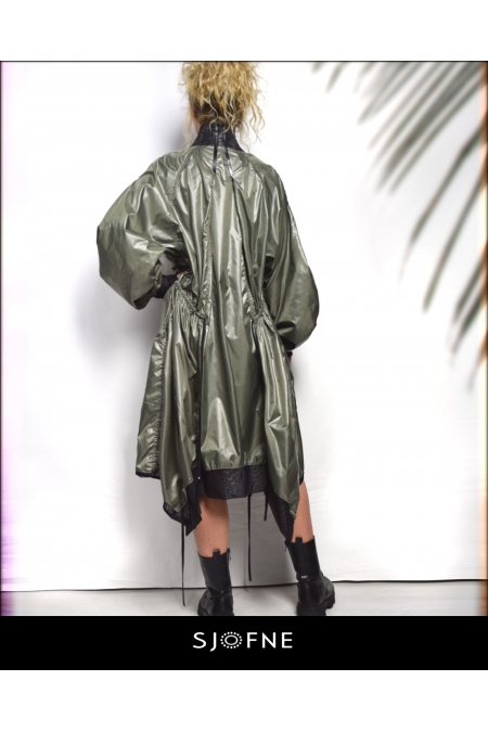 oryginalny przeciwdeszczowy płaszcz damski od projektanta mody Sjofne w kolorze zielonym khaki