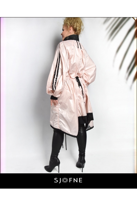 Płaszcz na wiosnę damski i lato z lekkiego ortalionu różowy od projektanta mody Sjofne