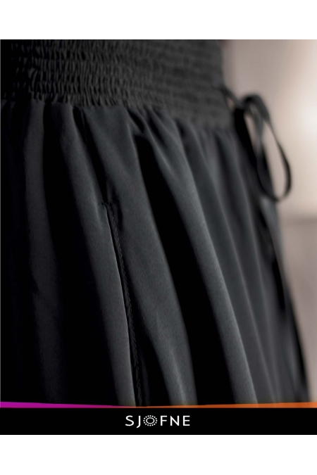 Długa, czarna spódnica na lato odsłaniająca nogi Sjofne Długie spódnice w dużych rozmiarach