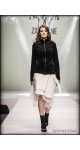 Wiosenna stylizacja z biała spódnicą i czarnym żakietem z baskinką od projektanta mody Sjofne
