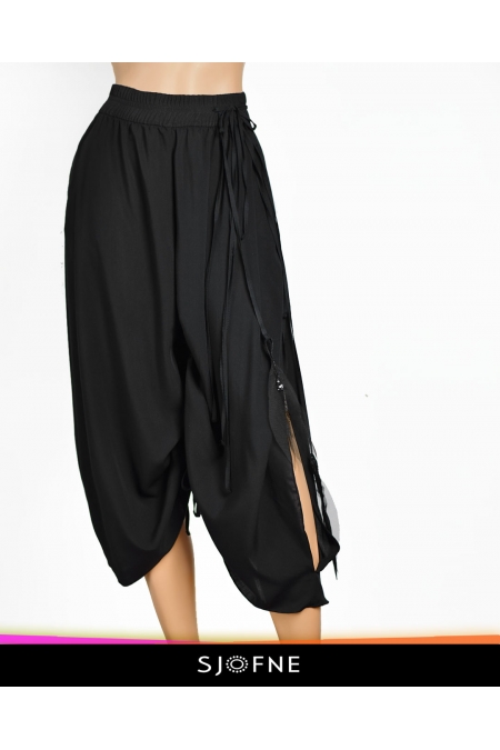 Zwiewne czarne spodnie z rozcięciami po bokach z efektownym długim paskiem | Sjofne | Oryginalne i niepowtarzalne ubrania od projektanta mody