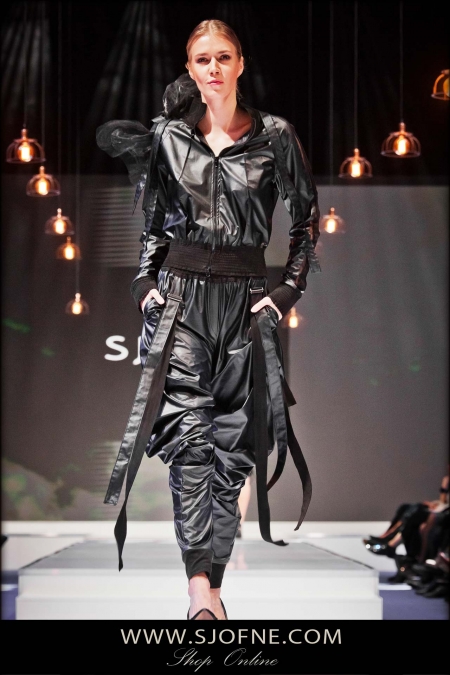 Spodnie z wybiegu pokazu mody Sjofne czarne skorzane bryczesy