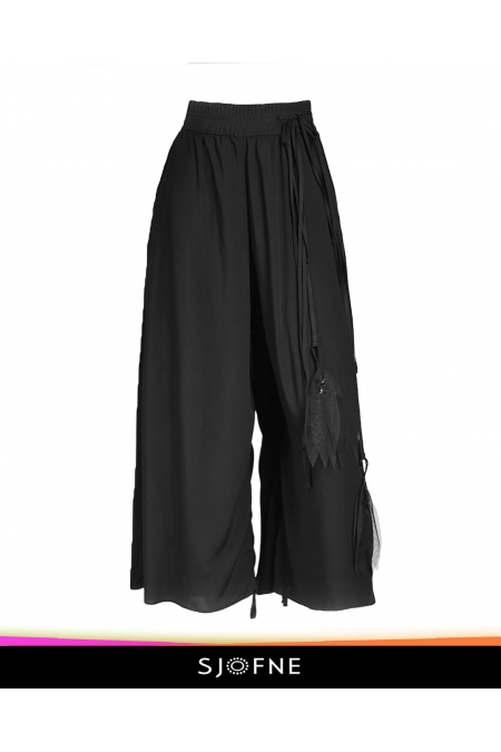 Eleganckie czarne spodnie z szerokimi nogawkami i rozcięciami po bokach | Sjofne | Projektantka mody niezależnej