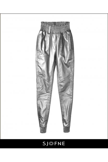 Metaliczne spodnie damskie srebrne z miękkiej eko skóry to idealne spodnie do pracy jak i na imprezę od projektanta mody