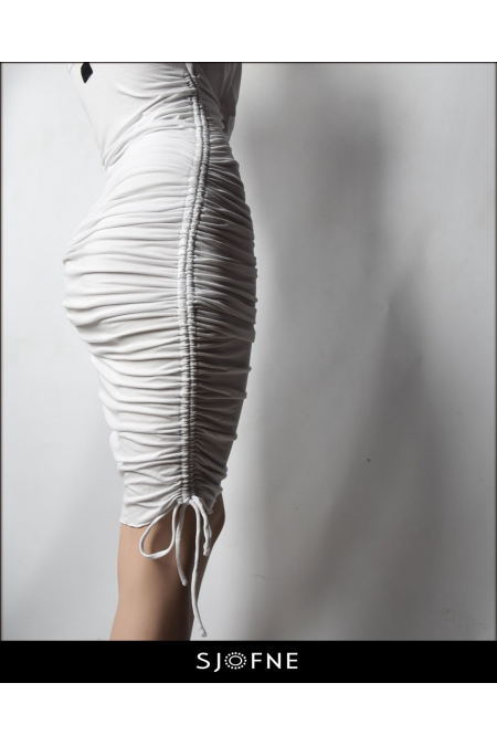 Obcisła sukienka na ramiączkach biała marszczona po bokach Sjofne Sukienk drapowane midi