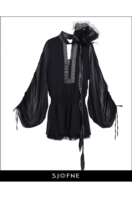 Ekstrawagancka czarna sukienka mini z szerokimi rękawami i kwiatem broszką od polskiej projektantki mody Sjofne