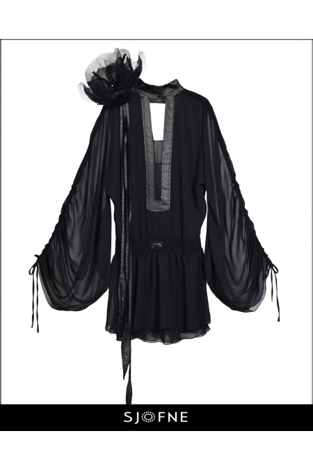 Elegancka sukienka boho krotka z czarnym kwiatem i szerokimi szygonowymi rękawami od  polskiej projektantki mody Sjofne
