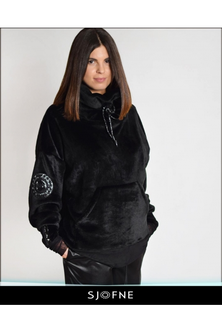 Luźna czarna bluza z pluszowego weluru fajna na zimę od polskiego projektanta mody Sjofne
