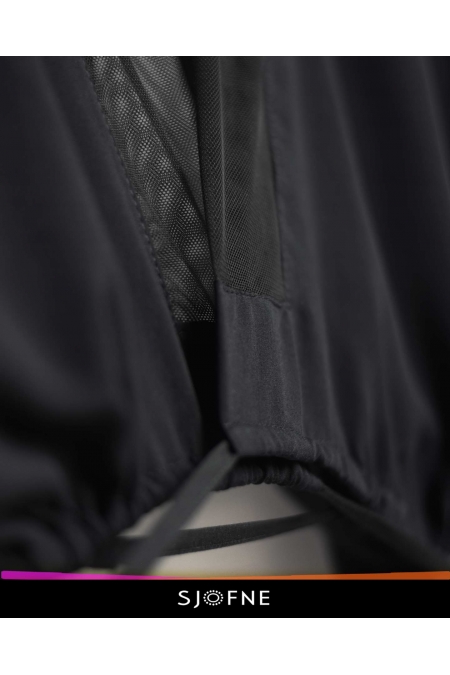 Elegancka czarna bluzka kopertowa z szerokim rekawem dostępna w sklepie internetowym projektantki mody SjofneSjofne