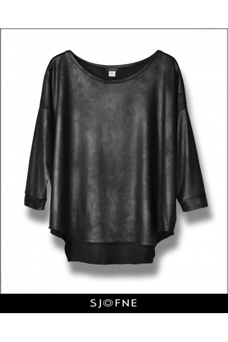 Elegancka czarna luźna bluzka z szerokim dekoltem i rękawami 3/4 to wygodna bluzka do pracy od projektantki mody Sjofne